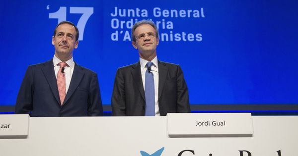 Foto:  El consejero delegado de CaixaBank, Gonzalo Gortázar, y el presidente, Jordi Gual. (EFE)