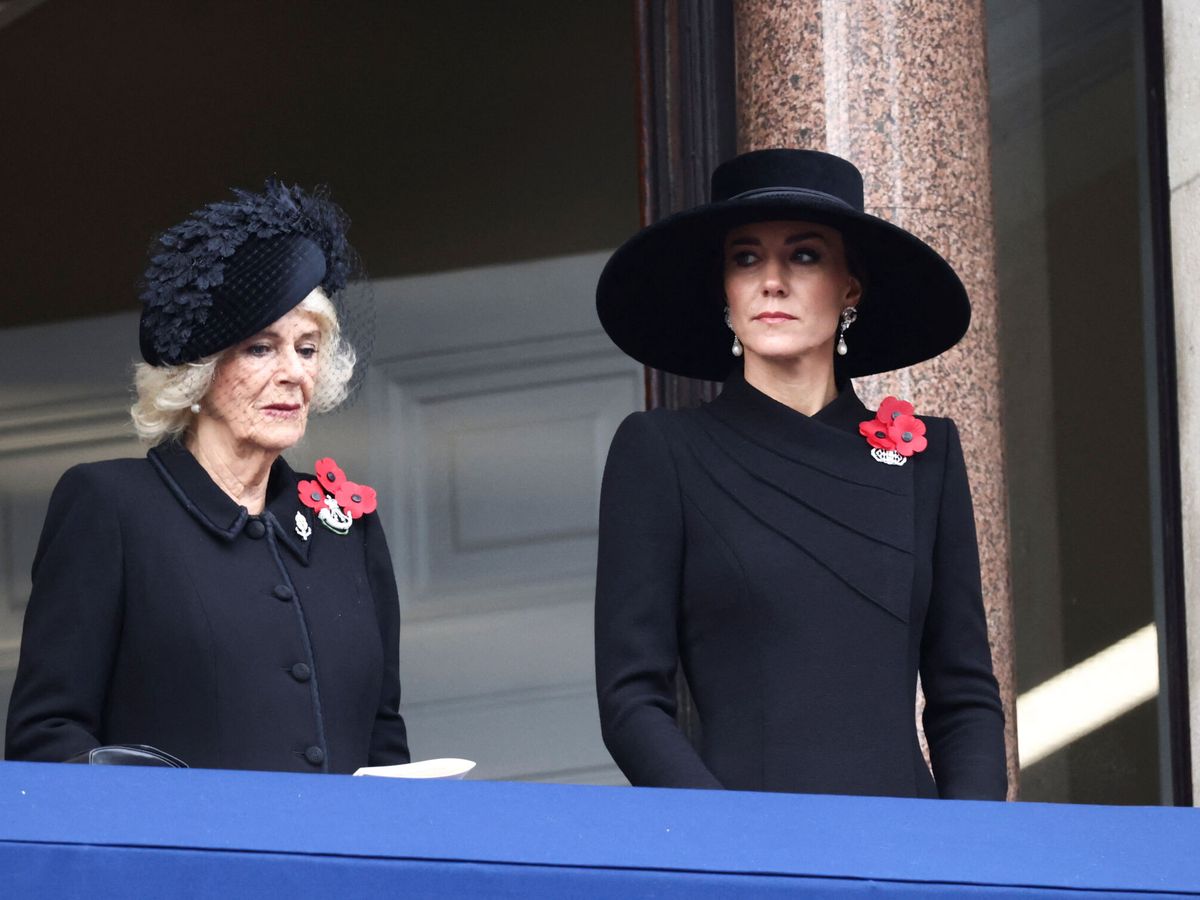 Foto: La reina consorte y la princesa de Gales, en el Domingo del Recuerdo. (Reuters/Henry Nicholls)