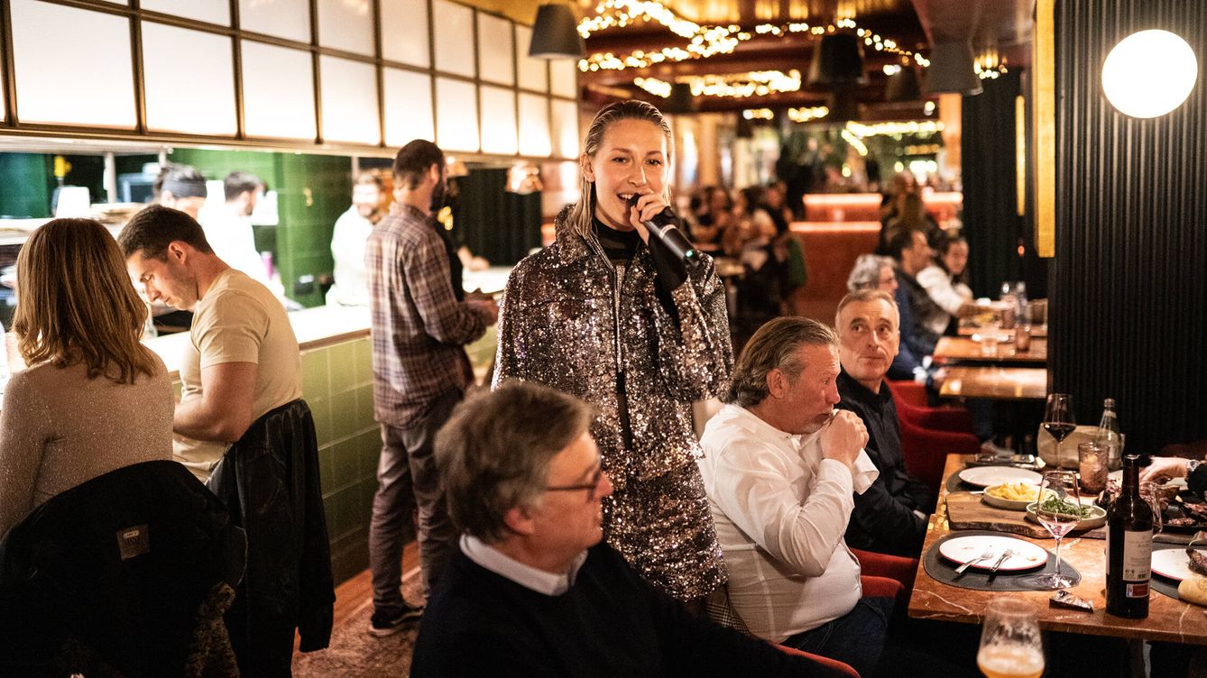 Foto: Nikka durante una actuación en un restaurante de Madrid. (A. B.)