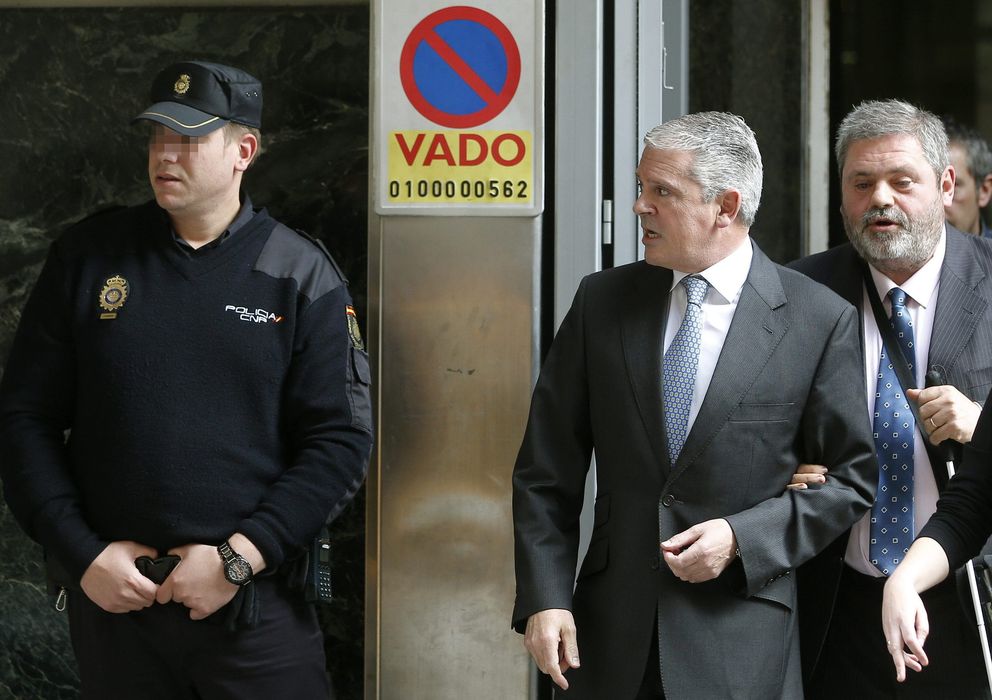 Foto: l presunto número dos de la trama Gürtel, Pablo Crespo (c), a su salida hoy de la Audiencia Nacional (EFE)