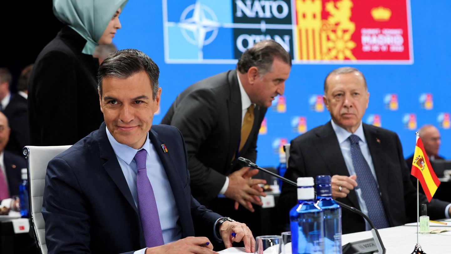 Pedro Sánchez, presidente del Gobierno español, junto con su homólogo turco, Recep Tayyip Erdogan. (Reuters)