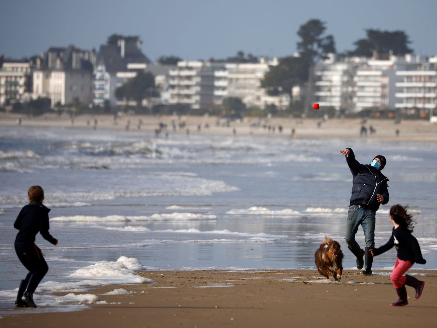 Aunque sea invierno, también existe la playa. (Reuters/Stephane Mahe)