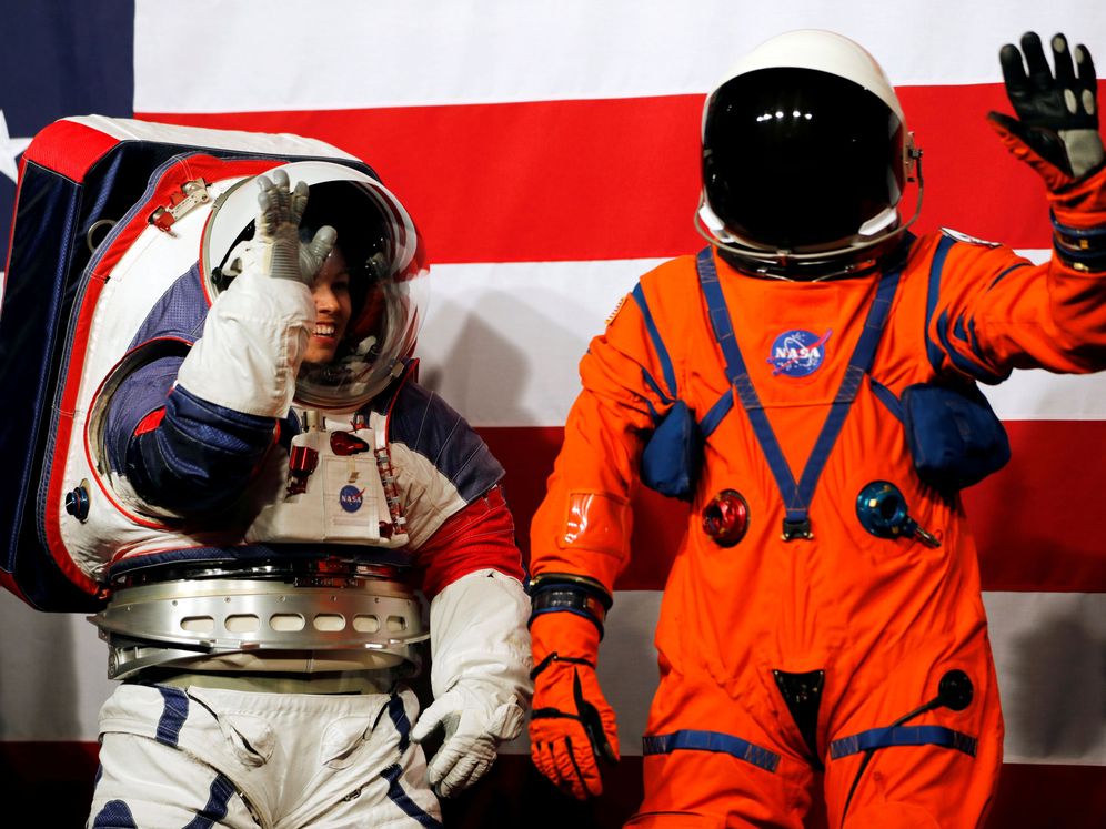 Foto: Los dos nuevos trajes de la NASA. Foto: REUTERS Carlos Jasso