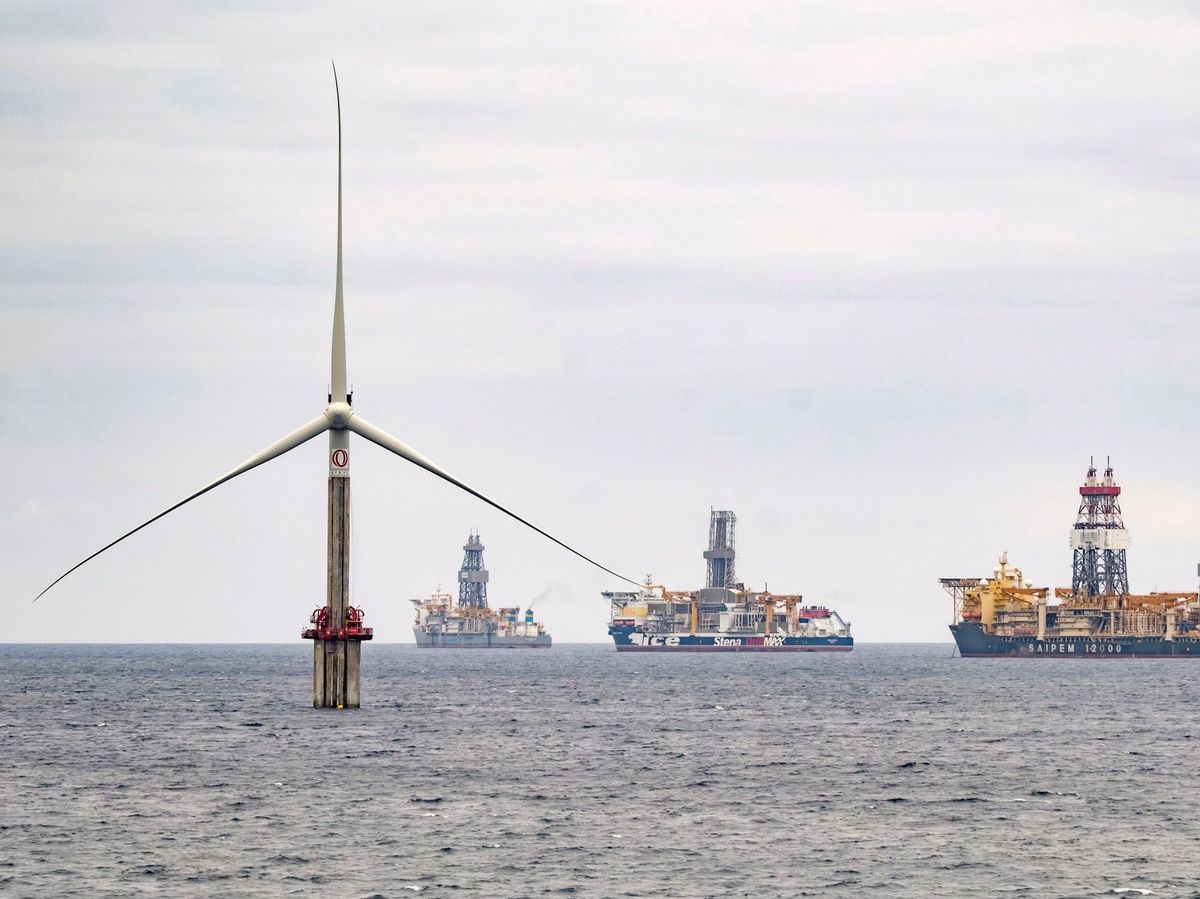 Foto: La primera turbina eólica marina de España, en la costa de Gran Canaria. (EFE)