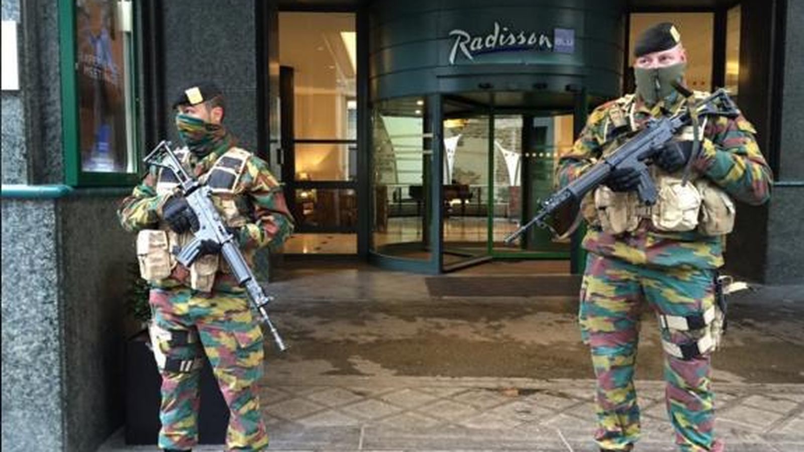 Foto: Soldados en la puerta del Radisson (Twitter)
