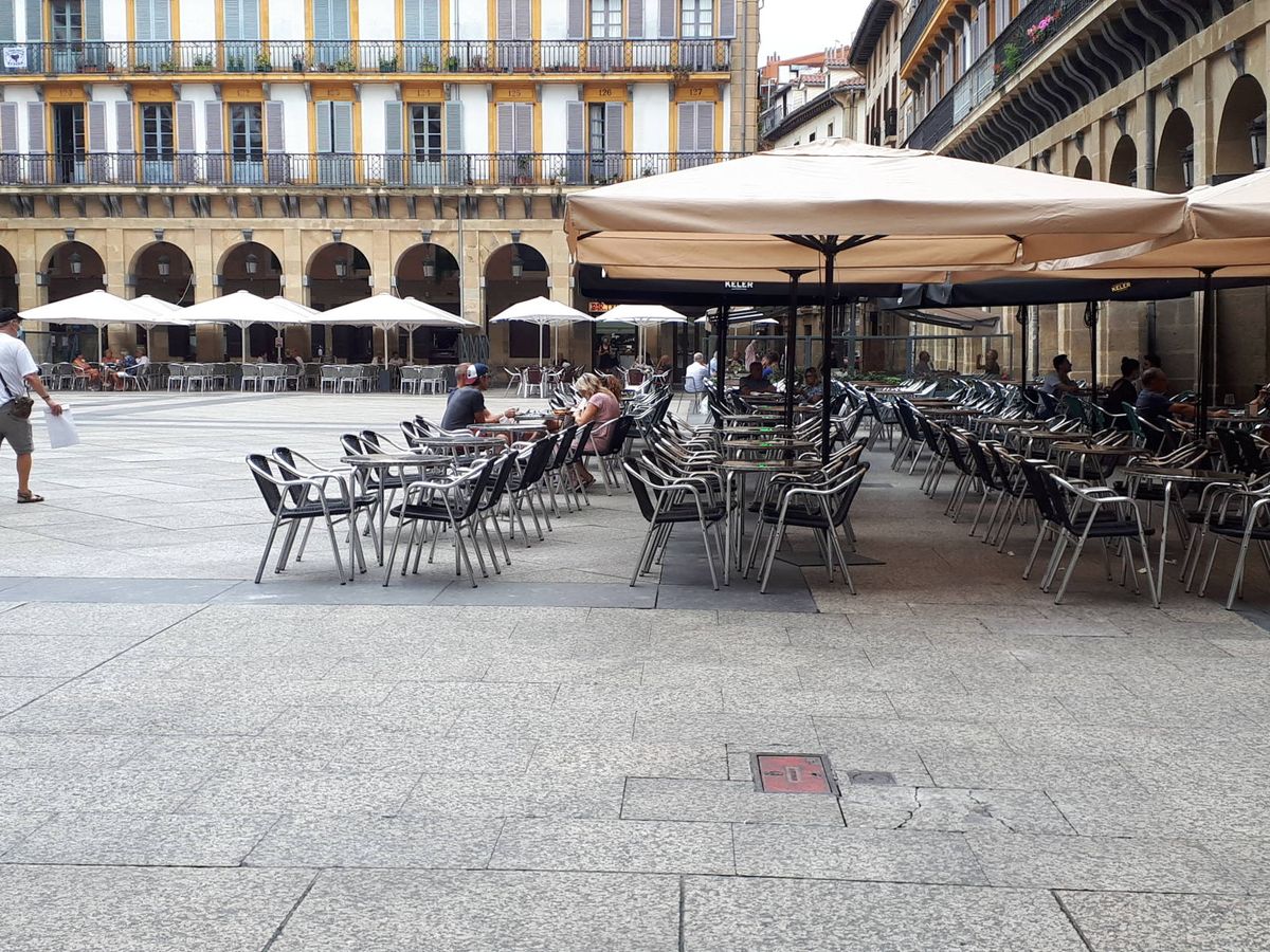 Foto: Una terraza prácticamente vacía en la plaza de la Constitución, en el corazón de la Parte Vieja de San Sebastián, durante el inicio del Festival de Cine. (EC)