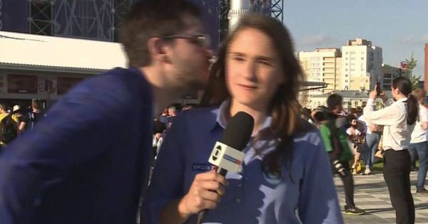 Foto: Un hincha trata de besar a una periodista de Globo TV en directo