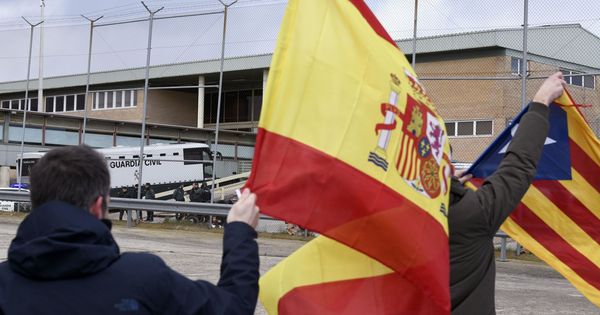 Foto: Las banderas como principal asunto de la política española.