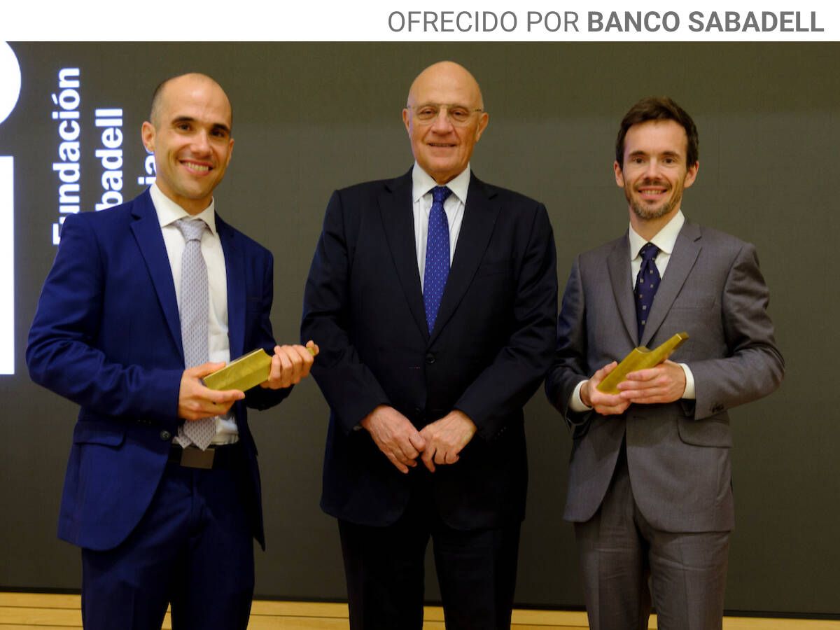 Foto: Josep Oliu, presidente de Banco Sabadell, juntos a los premiados. Fuente: cedida.