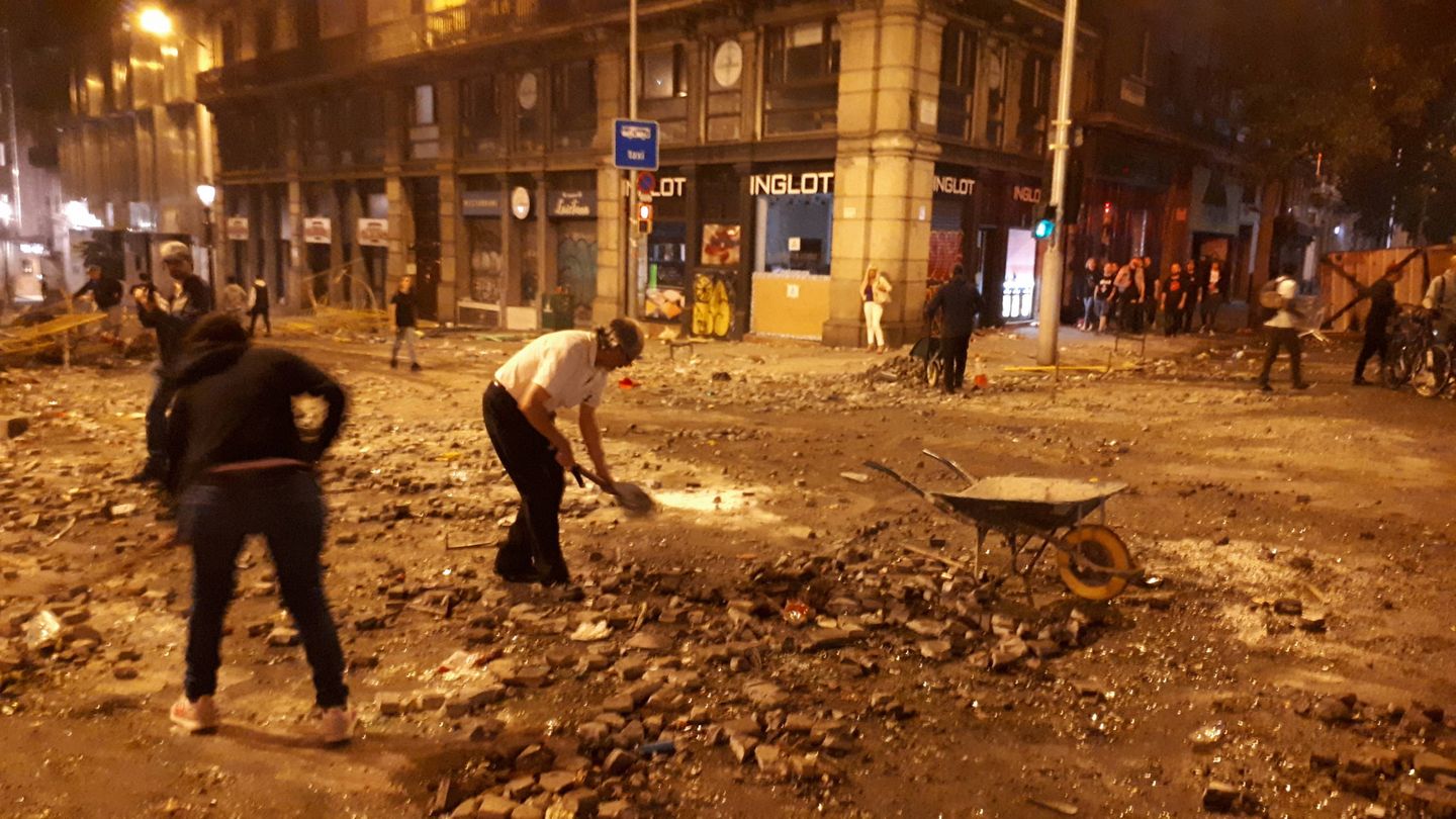 Algunos de los voluntarios de Barcelona que limpian las calles de su barrio cada noche. (Rafael Méndez)