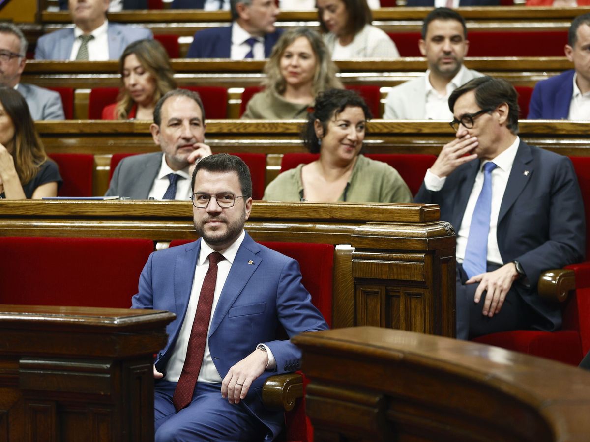 Foto: Pere Aragonés y Salvador Illa en el Parlament de Cataluña. (EFE/Quique Garcia)