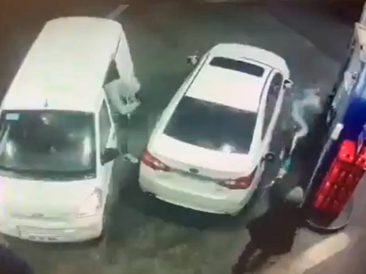 Foto: El hombre se defendió de los ladrones lanzándoles combustible (Twitter)