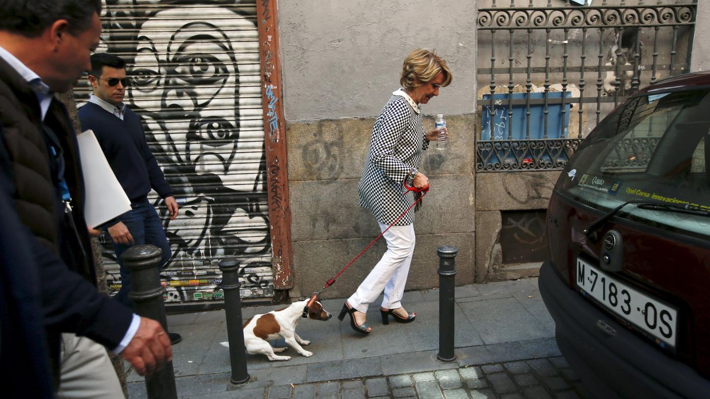 Aguirre, paseando a Pecas por el centro de Madrid (Reuters)