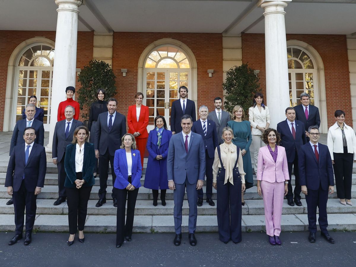 Foto: El presidente del Gobierno, Pedro Sánchez (c, abajo), posa para la foto de familia junto a los ministros del nuevo gabinete. (EFE/Juan Carlos Hidalgo)