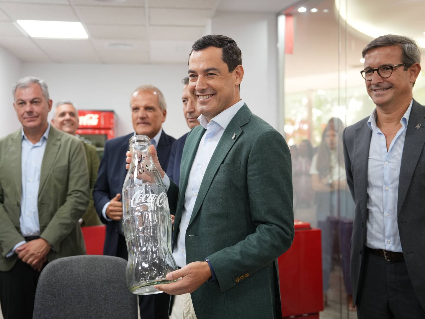 El presidente de la Junta visitó esta semana la planta de Coca Cola en Sevilla, la mayor de esta compañía en Europa. (Cedida)