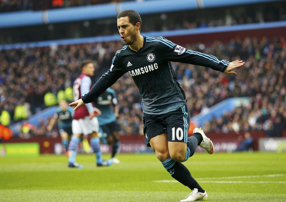 Foto: Hazard celebra el gol que abría el marcador en Villa Park (Reuters).