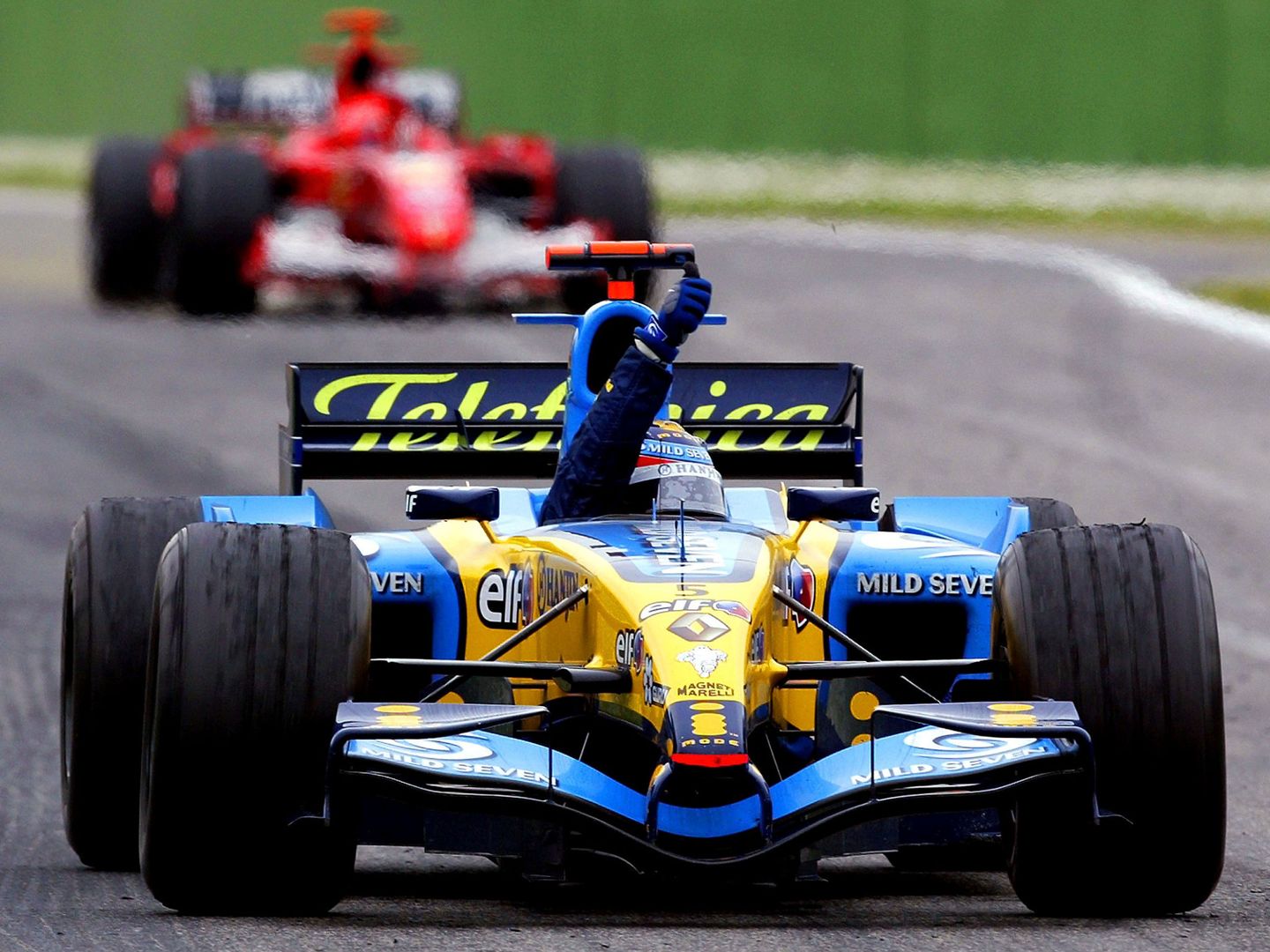 Fernando Alonso celebra su triunfo en Ímola en 2005. (Archivo)