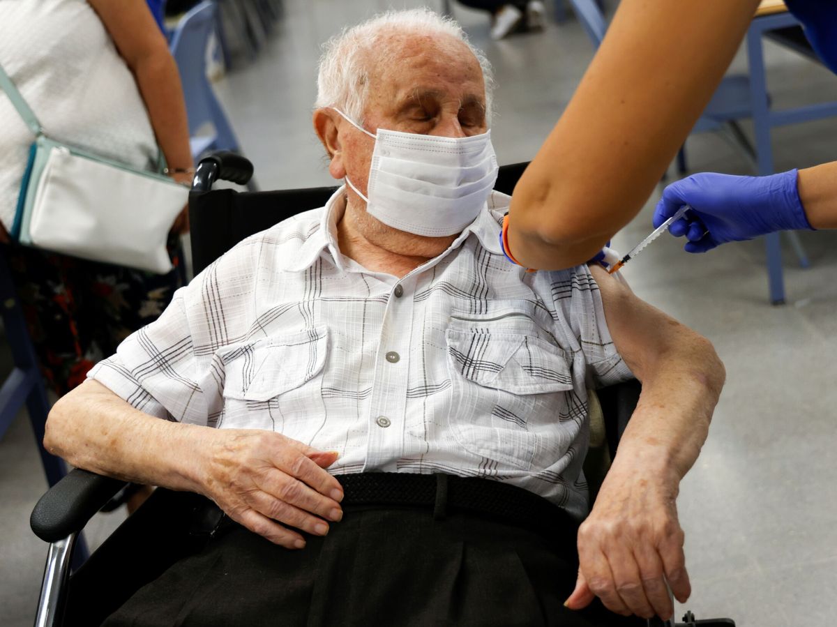Foto: Un hombre recibe la tercera dosis de su vacuna en Sevilla. (Reuters)