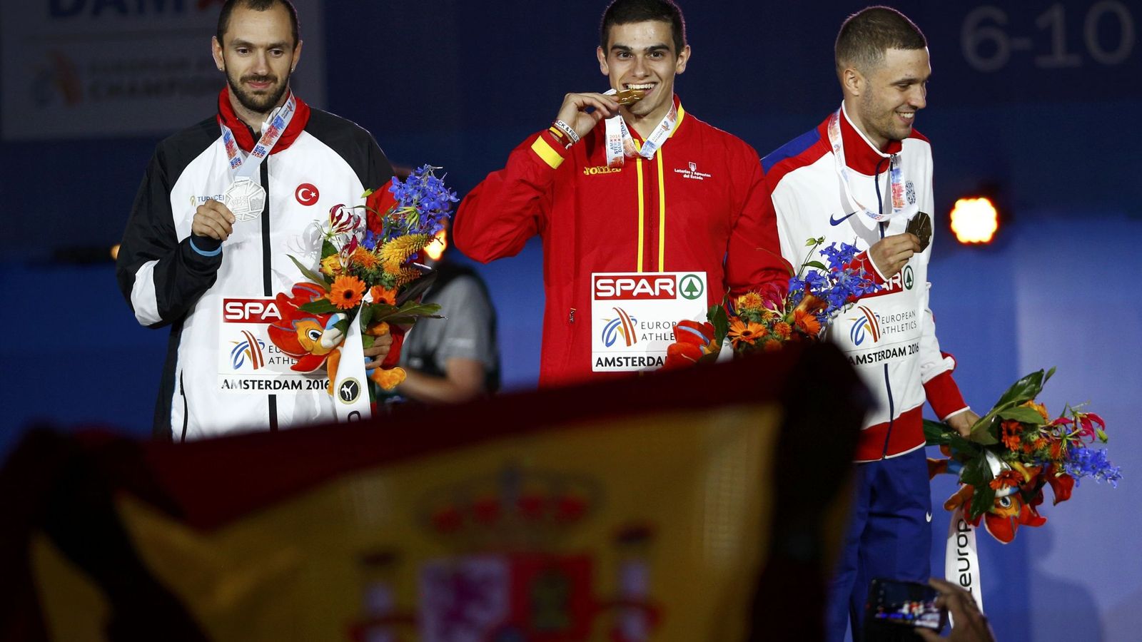 Foto: Hortelano muerde la medalla de oro (Michael Kooren/Reuters)
