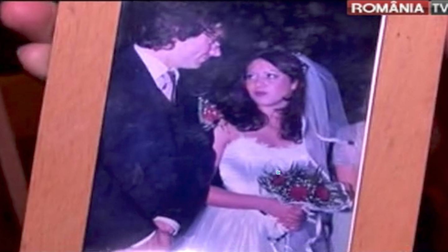 Marcela Topor y su esposo, Carles Puigdemont. (Captura televisión estatal de Rumanía)