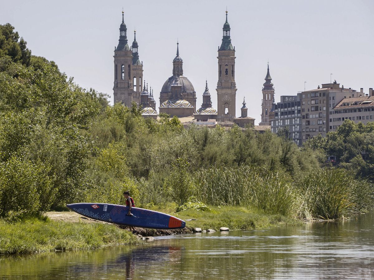 Foto: Vistas de la Basílica del Pilar desde el Ebro. (EFE/Javier Cebollada)