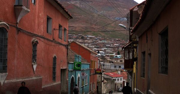 Foto: Vista del Cerro Rico desde una calle de Potosí, en 2008. (Reuters)