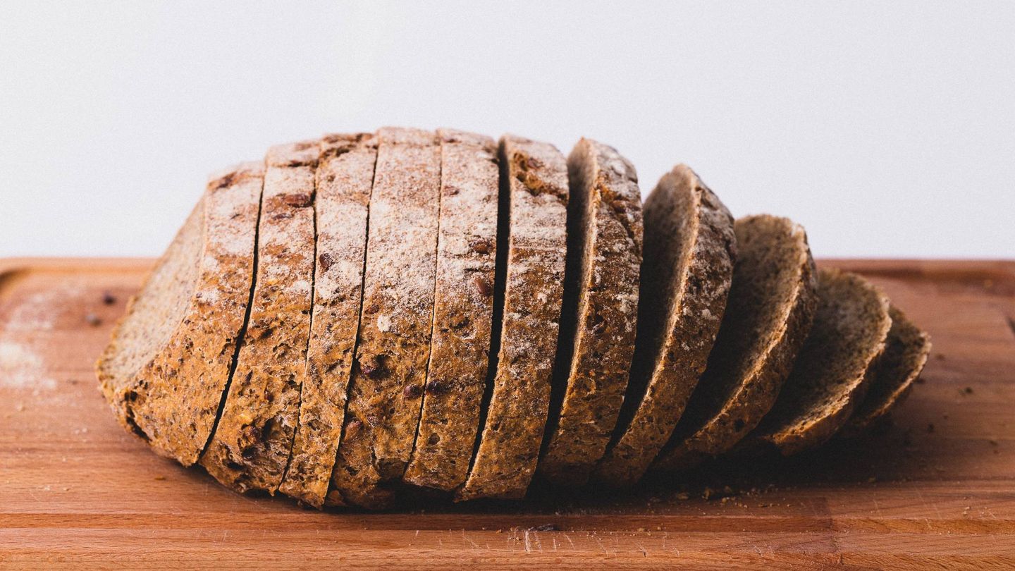 No es necesario dejar de comer pan para adelgazar. (Jude Infantini para Unsplash)