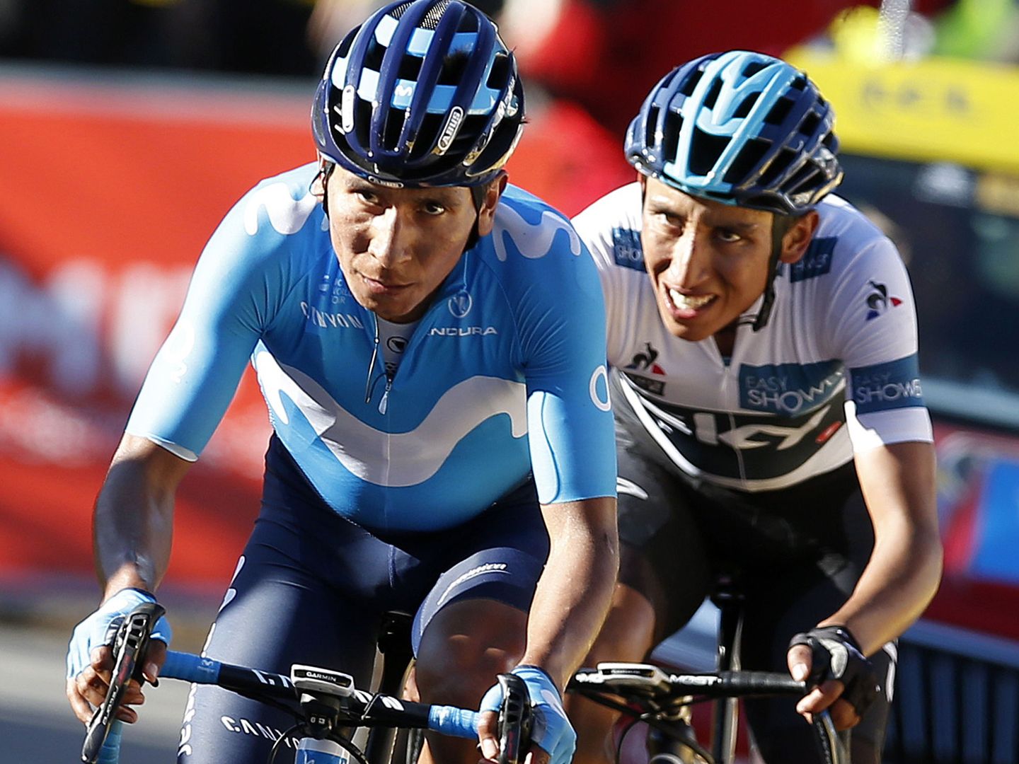 Dos máximos exponentes del ciclismo colombiano actual, Nairo Quintana (izquierda) y Egan Bernal, durante la París-Niza de 2019. (EFE)