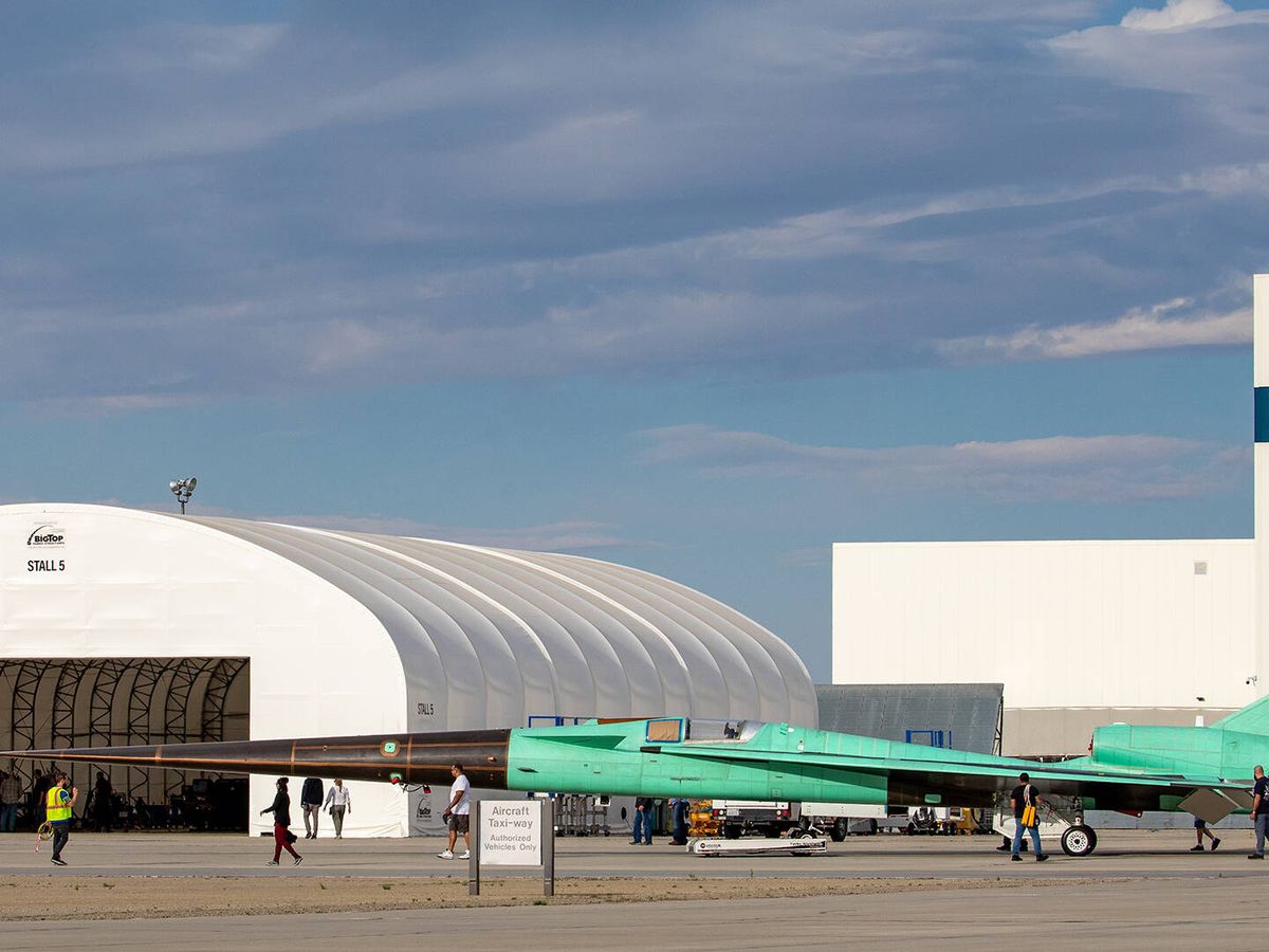 Foto: El X-59 en la pista del centro de vuelo donde se realizarán las pruebas. (NASA)