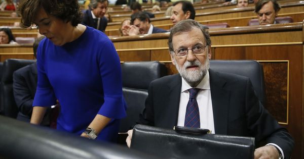 Foto: Mariano Rajoy, junto a la vicepresidenta del Gobierno, Soraya Sáenz de Santamaría, el pasado 30 de agosto. (EFE)