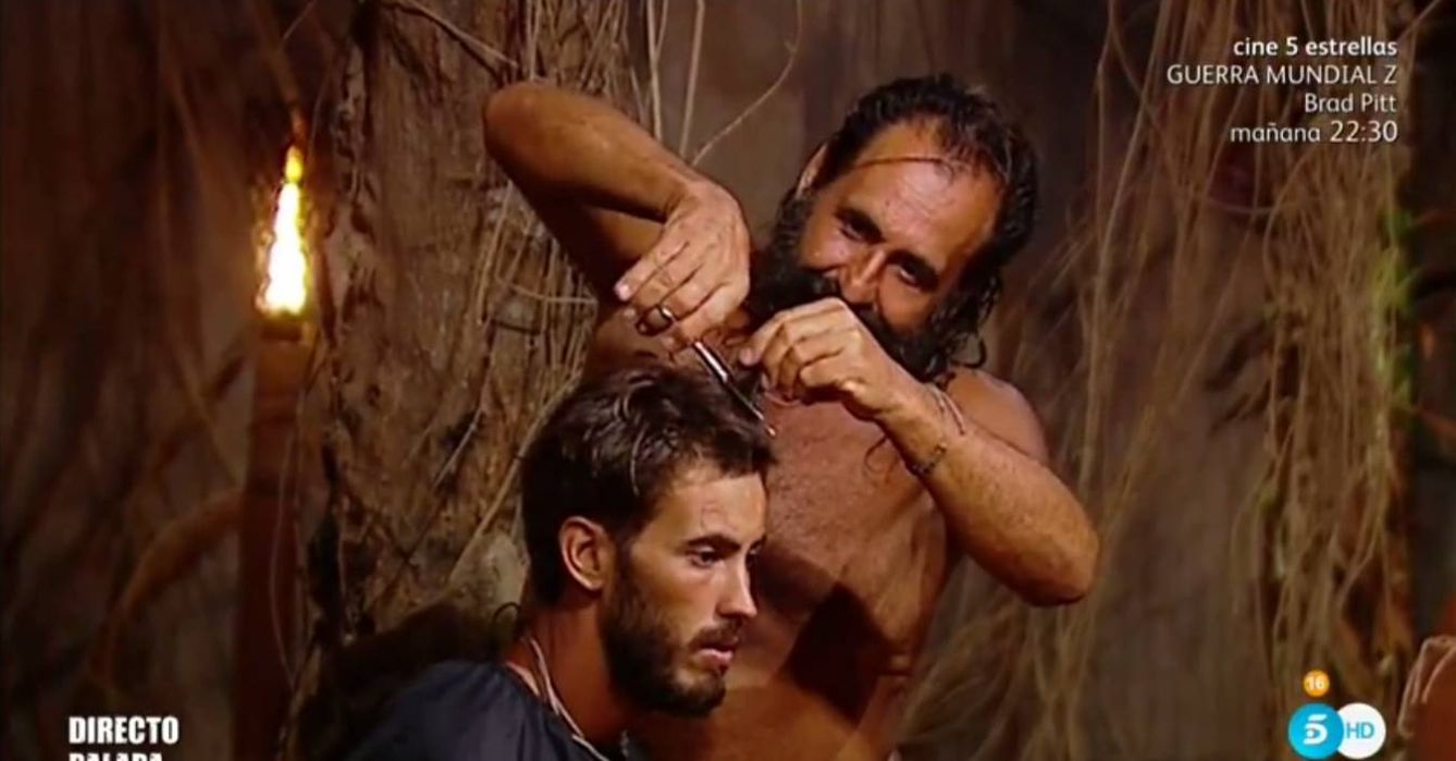 Juan Miguel empieza a cortar a trasquilones el pelo de Iván en 'Supervivientes' (Mediaset España)