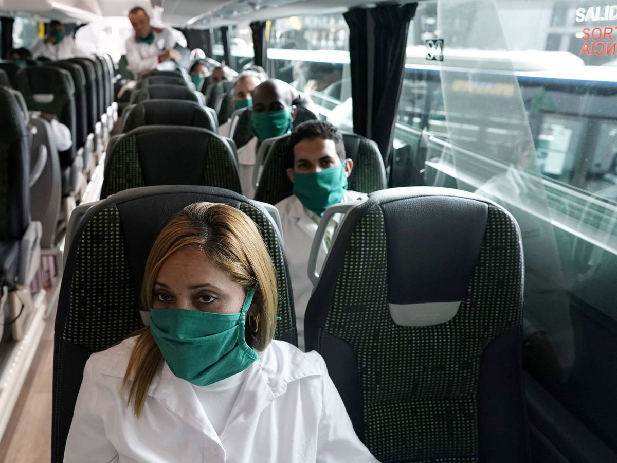 Foto: Los médicos cubanos, llegando a Madrid. (Reuters)
