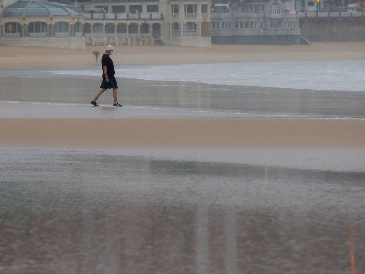 Foto: Un hombre camina bajo la lluvia. (EFE)