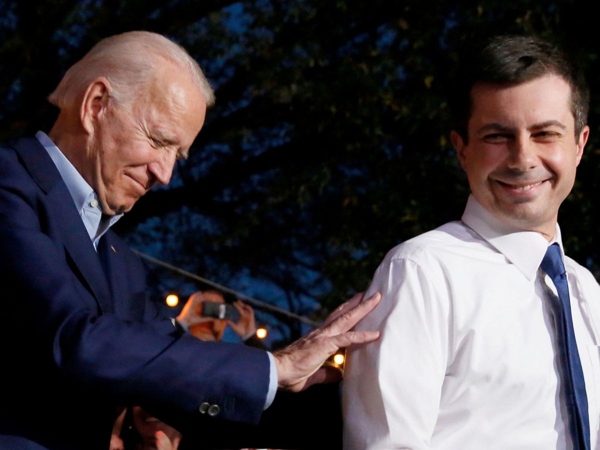 Foto: Pete Buttigieg (d), junto a Biden (i), el pasado marzo. (Reuters)