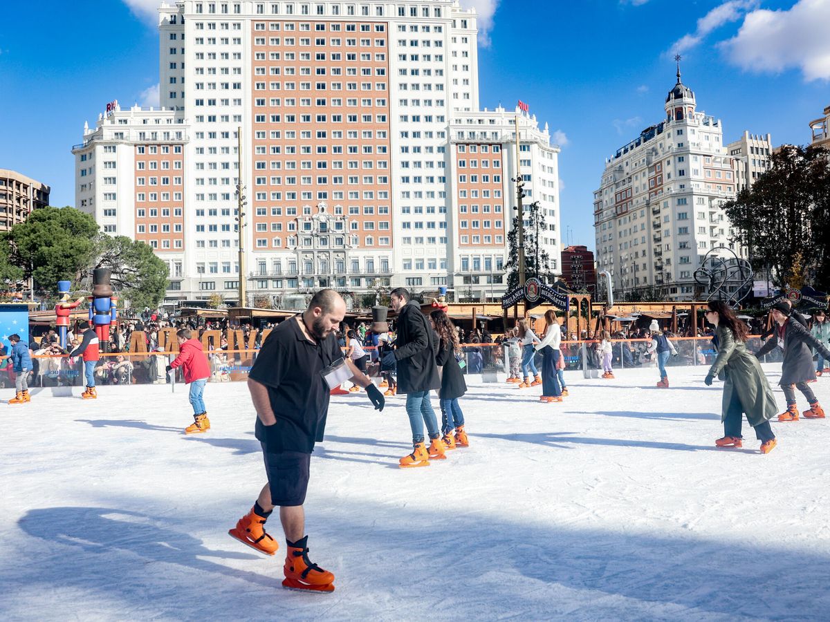Foto: Varias personas patinan sobre hielo en Madrid. (Europa Press/Ricardo Rubio)
