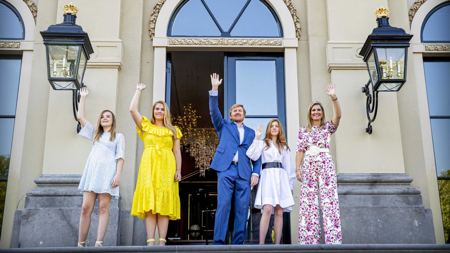 La familia real de Holanda saluda desde las puertas del palacio de Huis ten Bosch. (Reuters)