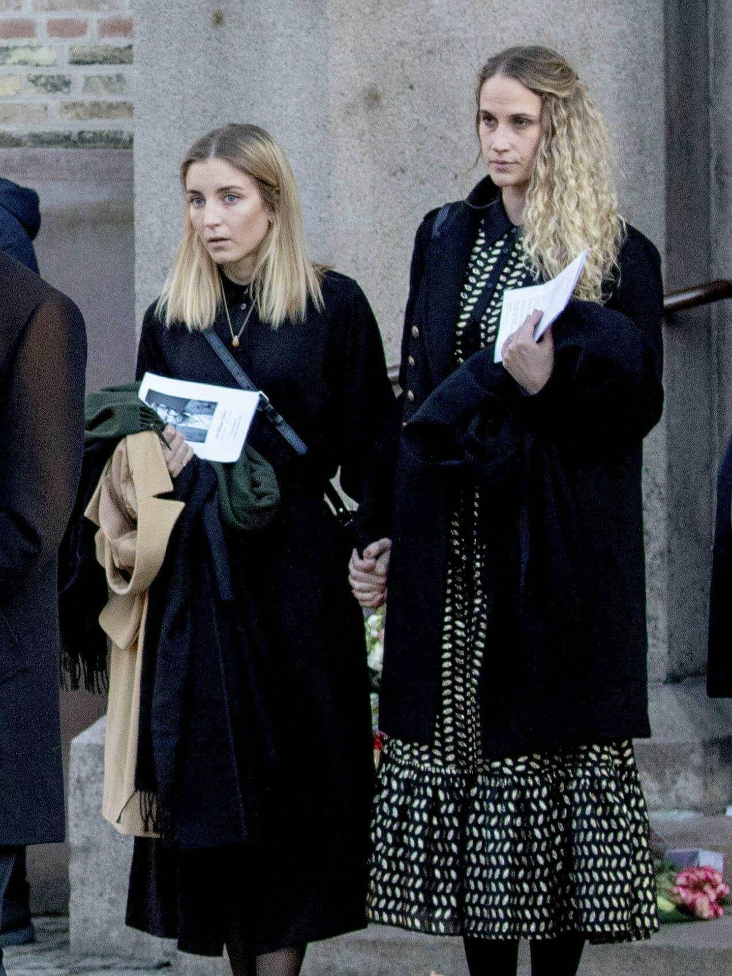 La novia de Ari Behn, a la derecha, en el funeral de este. (Cordon Press)