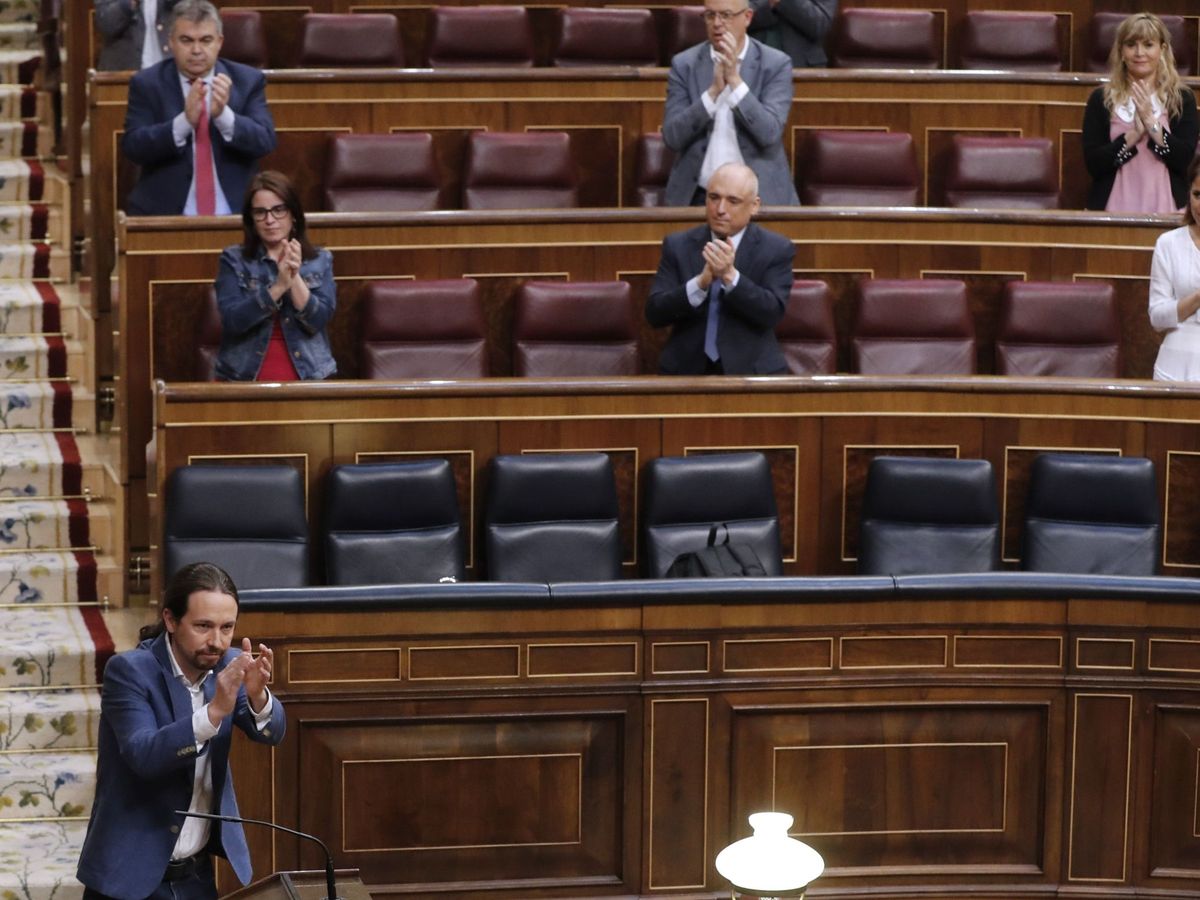 Foto: El vicepresidente segundo y ministro de Derechos Sociales y Agenda 2030, Pablo Iglesias (i), recibe una ovación tras su intervención este miércoles en el Congreso de los Diputados. (EFE)