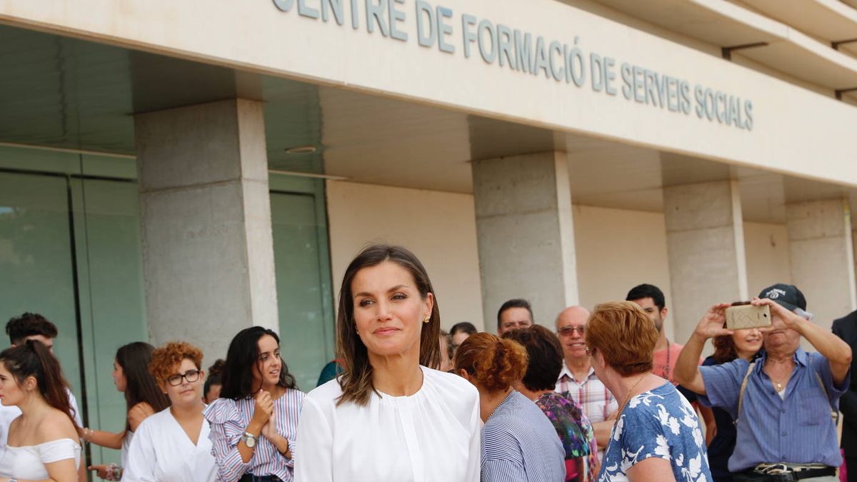 La reina Letizia vuelve a Mallorca: el algo nuevo, algo viejo y algo rojo de su look