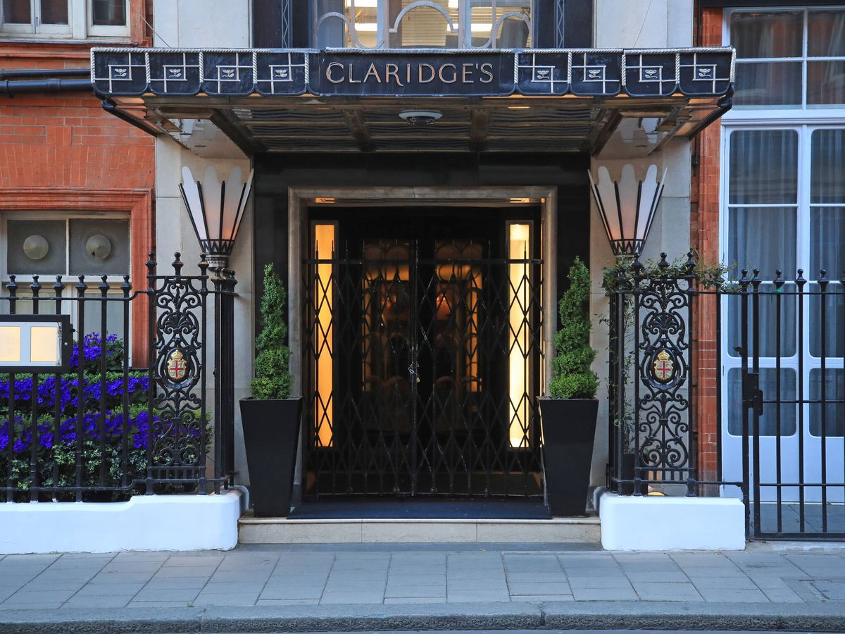 Foto: Todo sobre el hotel Claridge's, donde se alojan los reyes Juan Carlos y Sofía. (Getty/Andrew Redington)