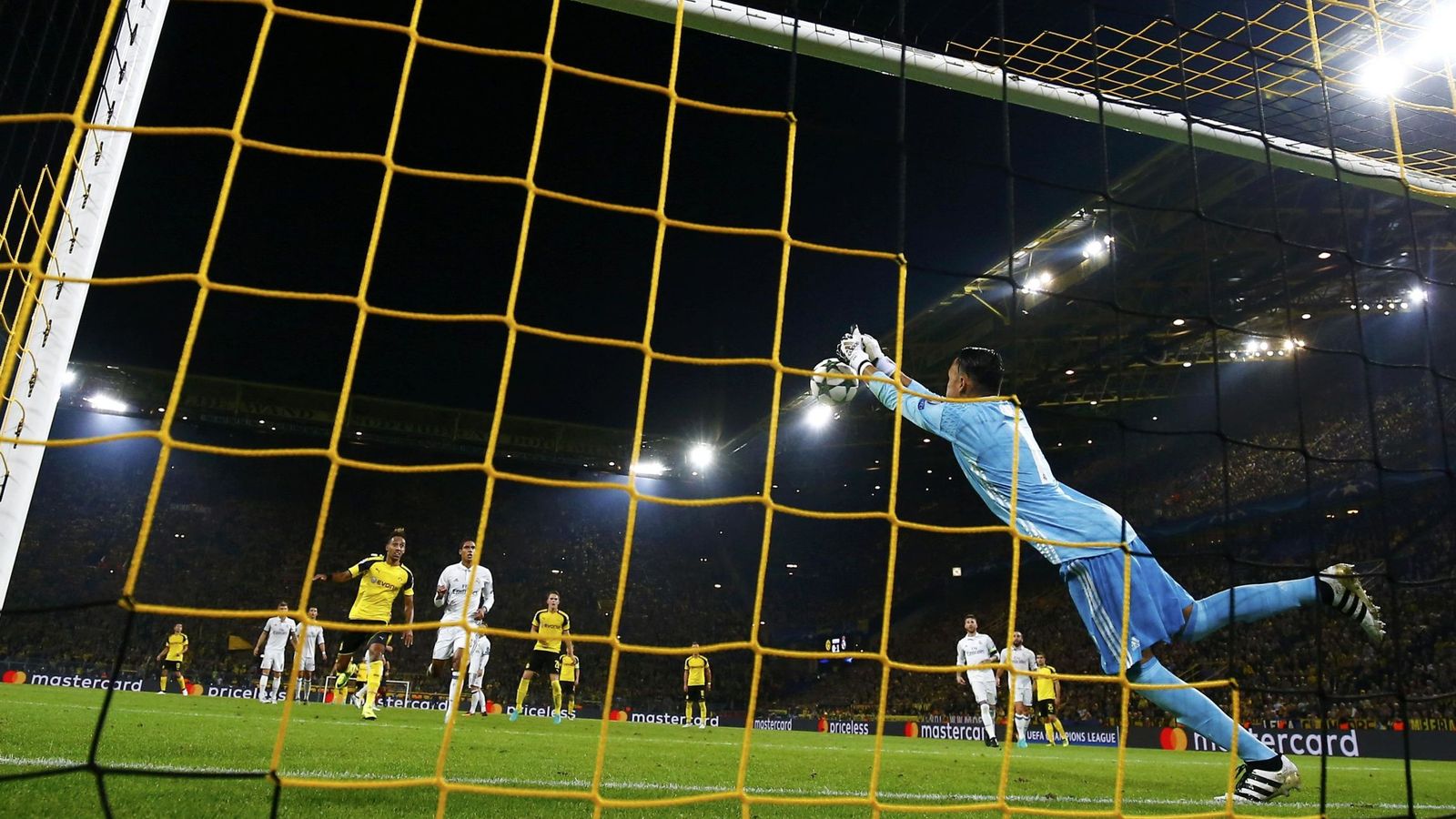 Foto: Keylor Navas falló en la jugada que dio origen al primer gol del Borussia Dortmund (Reuters)