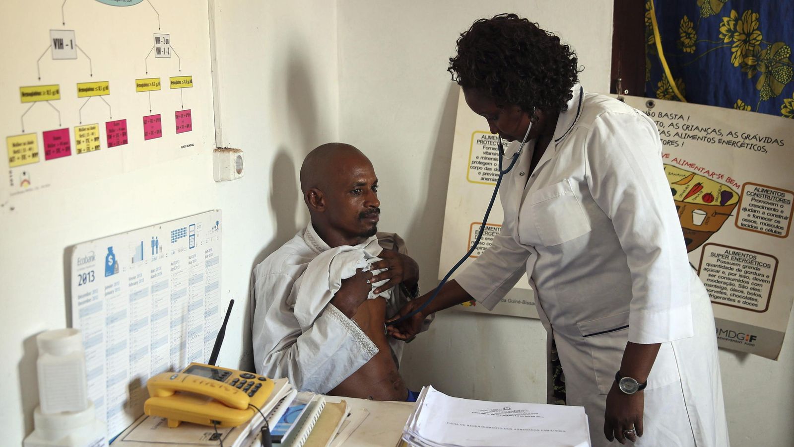 Foto: La enfermera guineana Egidia Almeida ausculta a un ciudadano procedente de Guinea Conakry en un centro de Buruntuma en 2014 (EFE)