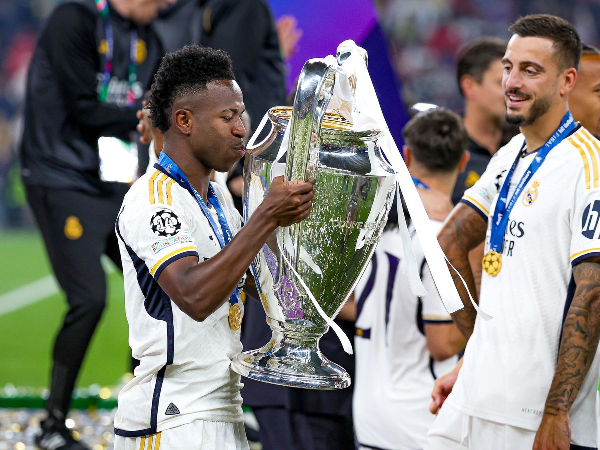 Foto: Vinícius besa la Champions en Wembley. (DPPI/AFP7/Nigel Keene)