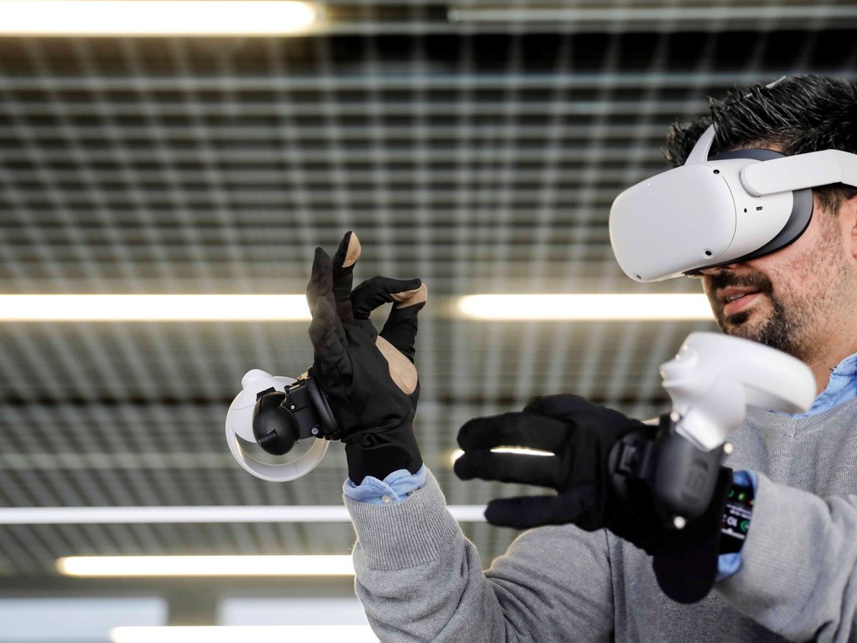 Foto: Los guantes hápticos de la firma valenciana Neurodigital Technologies se utilizan para simulaciones de la Nasa. (EFE/Ana Escobar)