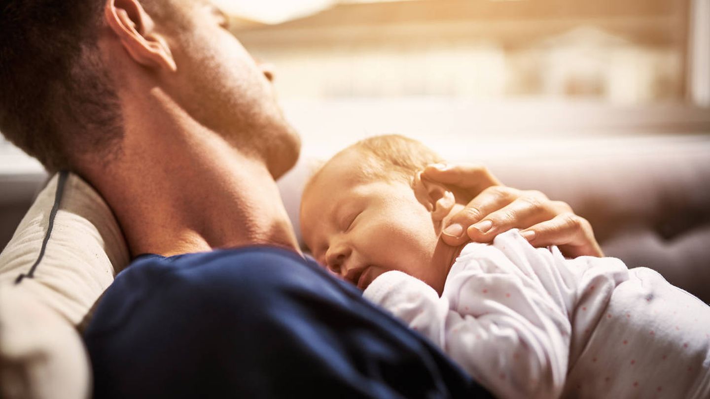 Las horas de sueño se reducen tras la llegada de un bebé (iStock)