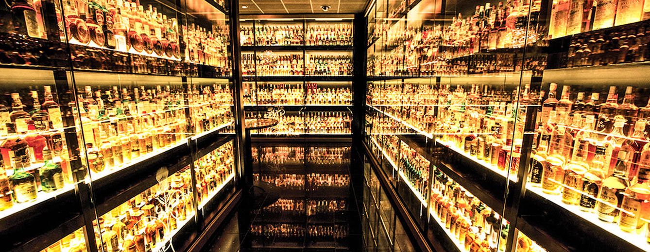 Foto: Exposición de whiskies en una de las estancias del Museo. 