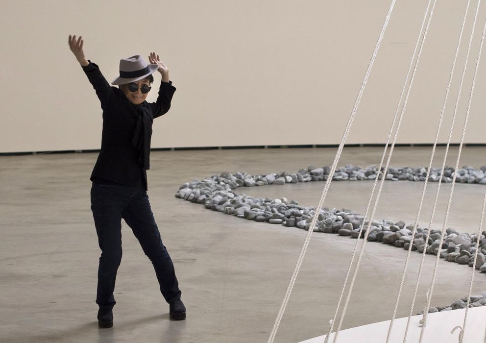 Foto: La artista Yoko Ono en plena acción durante la presentación de la retrospectiva, en el Guggenheim de Bilbao. (REUTERS)