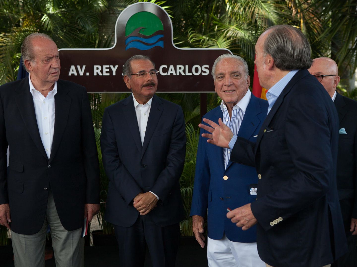 El rey Juan Carlos y el presidente dominicano Danilo Medina con Alfonso Fanjul y José Fanjul, en 2005. (EFE)
