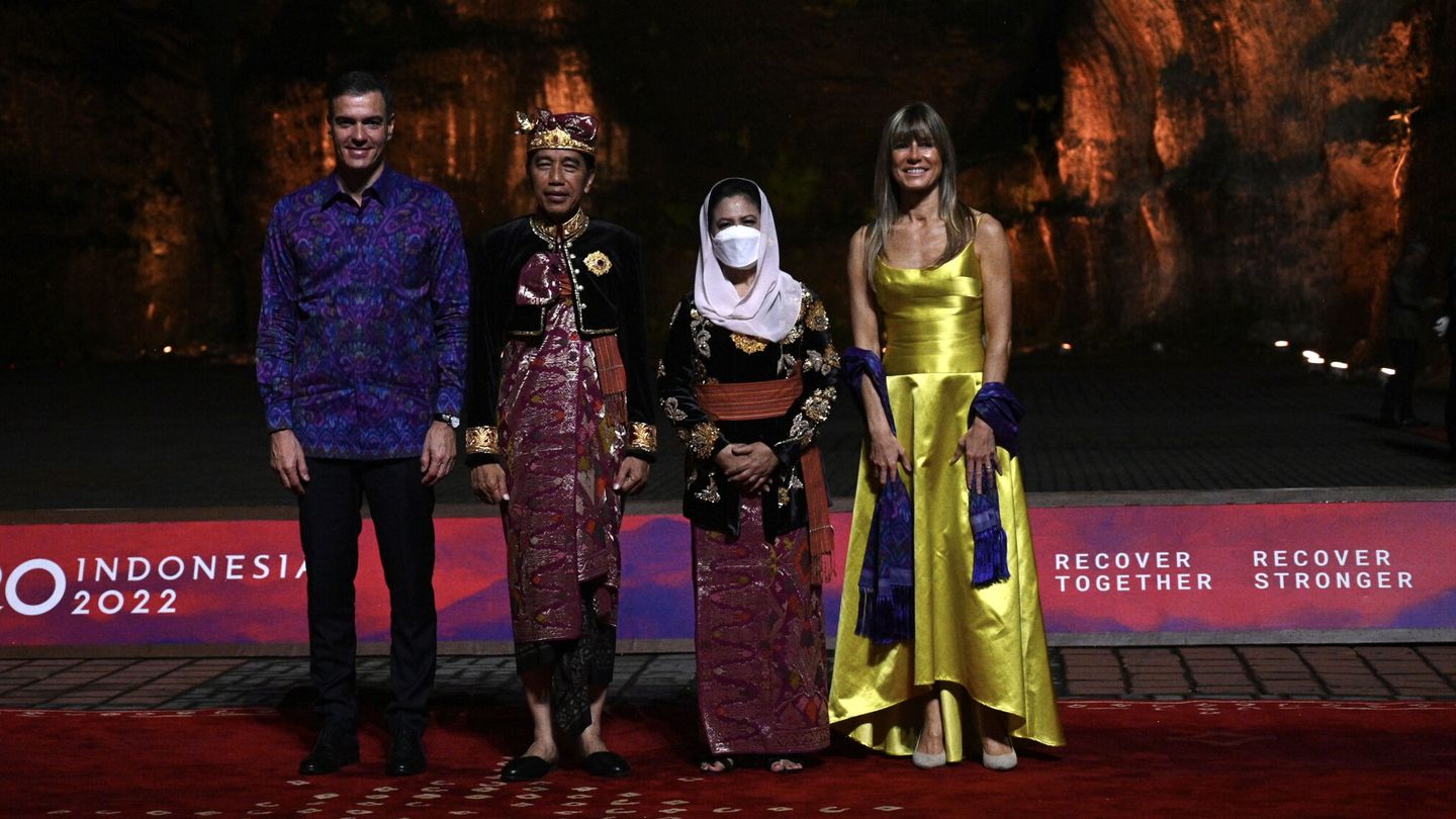 Pedro Sánchez y Begoña Gómez, junto al presidente indonesio y su mujer en el G20. (Reuters)