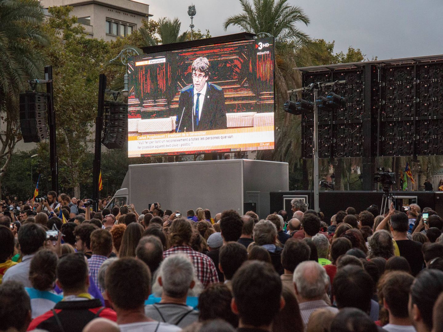 Miles de personas siguieron las palabras de Carles Puigdemont en pantallas gigantes. (D. B.)